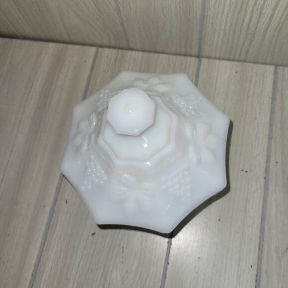 Vtg 40s White Milk Glass Footed Candy Dish W/Lid Grape Desighn Cottagecore - Picture 5 of 7